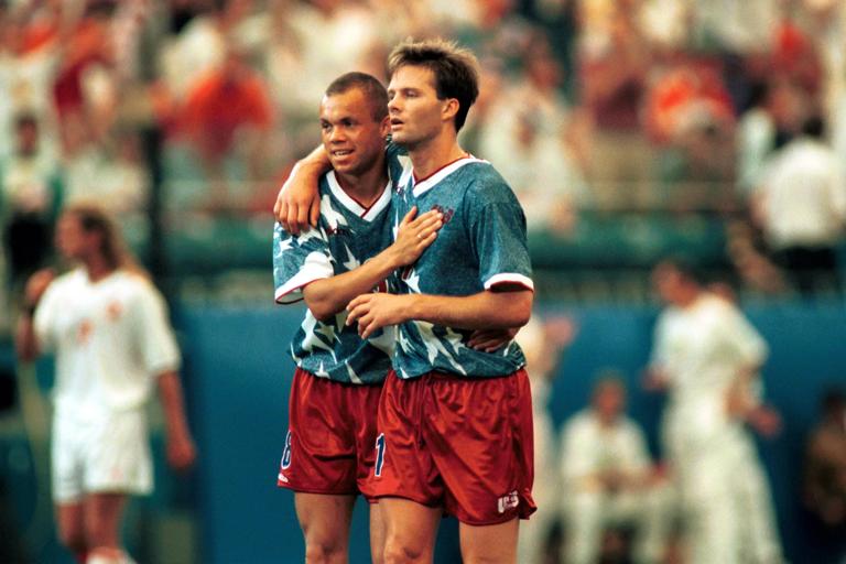 Bildnummer: 00291827  Datum: 18.06.1994  Copyright: imago/Norbert Schmidt
Torsch&uuml;tze Eric Wynalda (re.) und Ernie Stewart (beide USA) jubeln; Nationaltrikot, Erik, Vneg, quer, Jubel, Torjubel, Umarmung, umarmen Weltmeisterschaft 1994, L&auml;nderspiel, Gruppenspiel, Gruppe A, Nationalmannschaft, Nationalteam Detroit Silverdome Freude,  Fu&szlig;ball WM Herren Mannschaft USA Gruppenbild optimistisch Aktion Personen