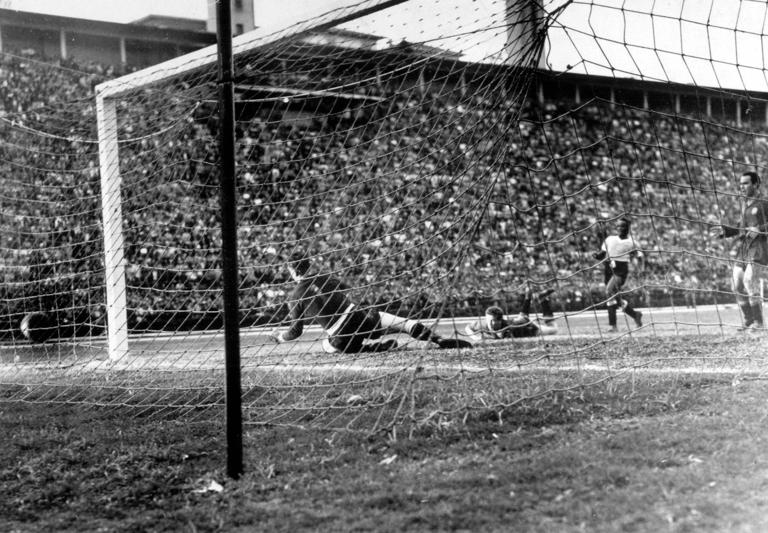 World Cup Finals, 1950, Final Pool Match, Pacaembu Nacional Stadium, Sao Paulo, Brazil, 9th July, 1950, Spain 2 v Uruguay 2, Uruguay's Ghiggia scores the first goal past Spanish goalkeeper Ramallets, P  (Photo by Popperfoto via Getty Images/Getty Images)
