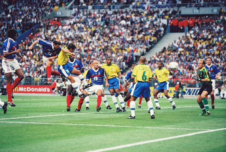 FIFA World Cup, WM, Weltmeisterschaft, Fussball 98 - France Wins Title France s Zinedine Zidane scores the 1-0 goal during the FIFA football world cup France v Brazil final match at the Stade de France stadium in Saint-Denis, near Paris, France, July 12, 1998. France won 3-0. Photo by Lionel Hahn/ABACAPRESS.COM Saint-Denis France PUBLICATIONxNOTxINxFRAxSPAxUKxUSAxBELxPOL Copyright: xHahnxLionel/ABACAx 624371_002 HahnxLionel/ABACAx 624371_002